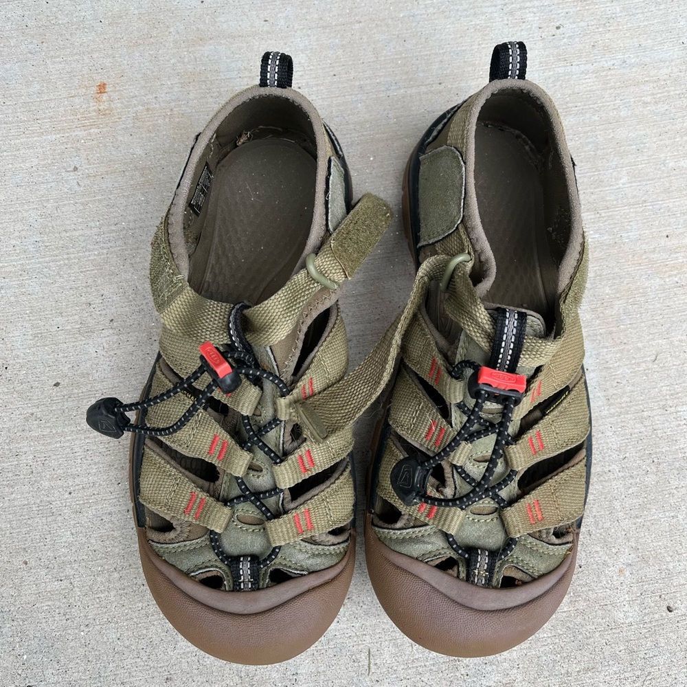Army green kids Keen water shoes size 4